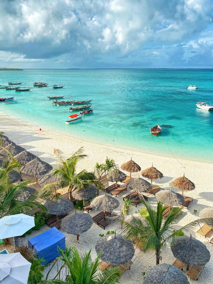 Turquoise Ocean Beach With Palm And Boats – Elitrawo Blog